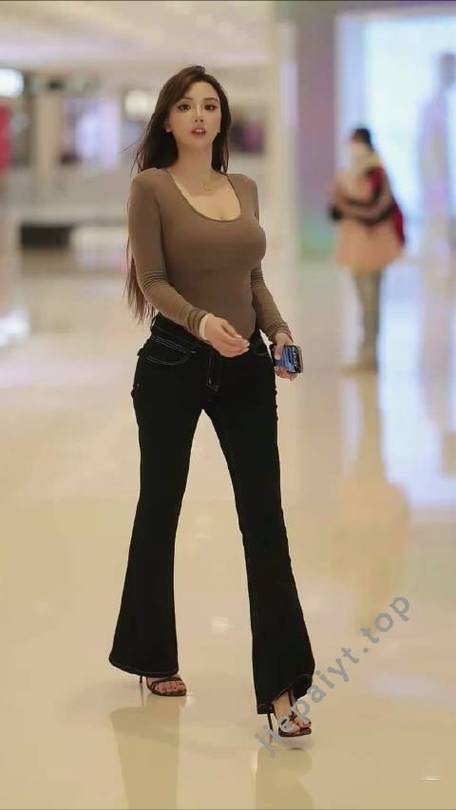 两个猛男轮番干她白浆溢出