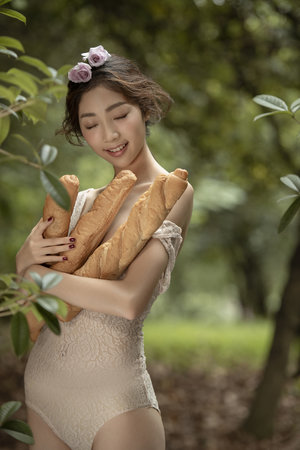 小姐姐左右开工伺候两个小哥哥