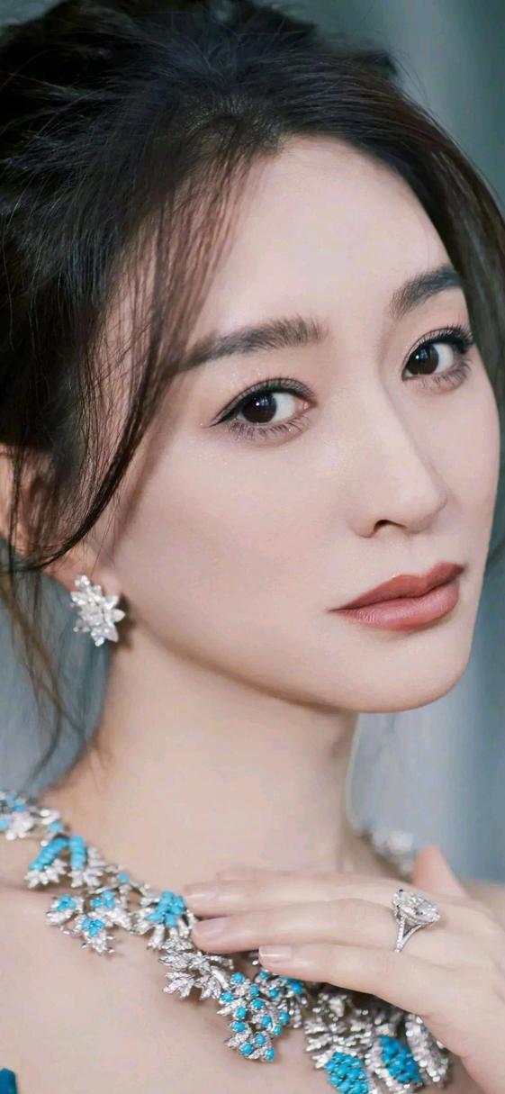 商务旅行戴绿色帽的女老板电影