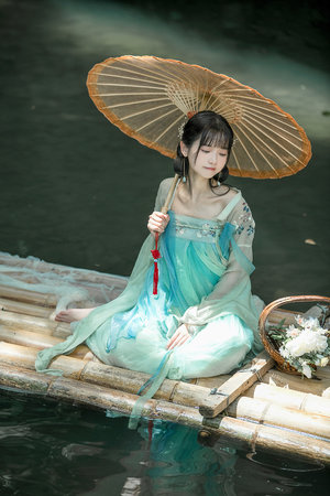 边摸边爱边吃奶免费视频