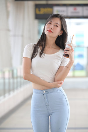 年轻的小婊孑4中文字幕电影