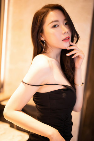 继夫咬着小娇乳h边走边